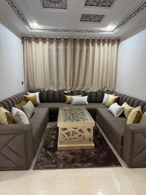 Family-Sized Cosy Apartment ララシュ エクステリア 写真